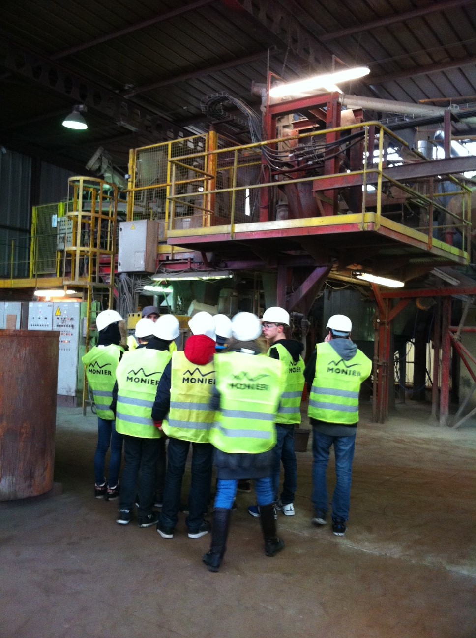 Visite des 3° Prépa-Pro à l’entreprise de confection de tuiles béton Monier Visite des 3° Prépa-Pro à l’entreprise de confection de tuiles béton Monier