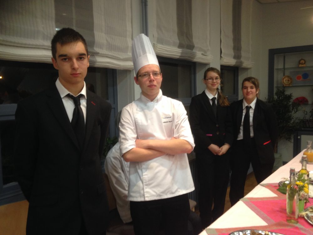 Remise des tenues aux élèves Remise des tenues aux élèves