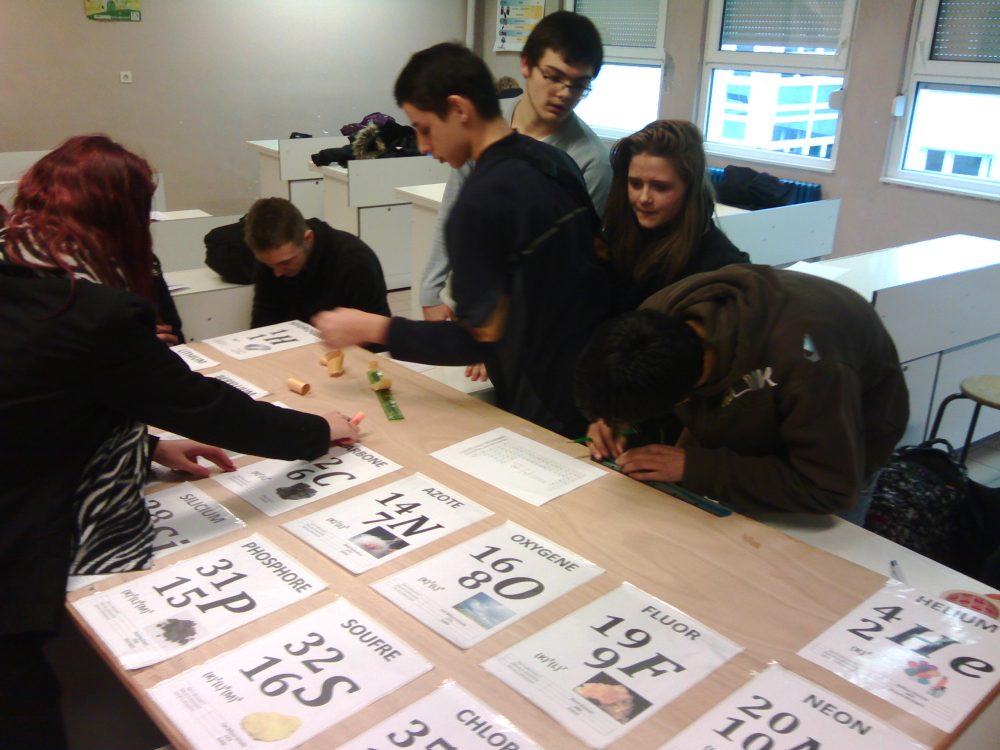 Tableau géant de la classification de Mendeleïev Tableau géant de la classification de Mendeleïev